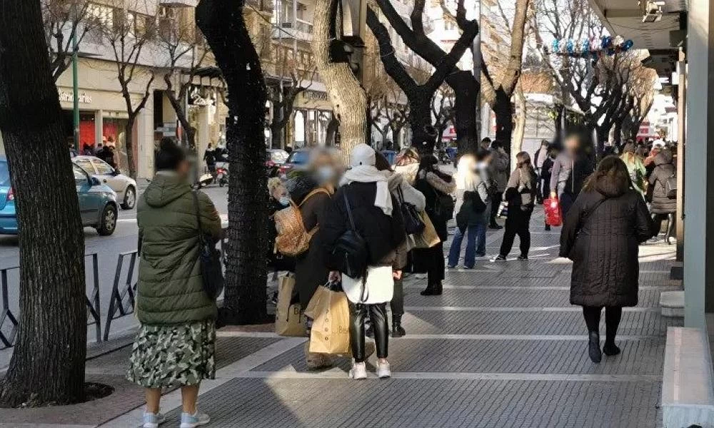 Οι Θεσσαλονικείς βγήκαν για ψώνια: Ουρές έξω από τα καταστήματα